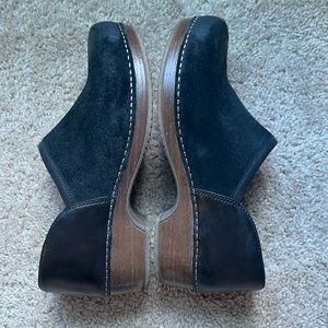 Dansko Brenna Black Suede Clogs Sz 39/9